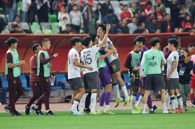 （体育）（32）足球——U20亚洲杯：中国队胜吉尔吉斯斯坦队XxjpseC007345_20250215_PEPFN0A001.jpg